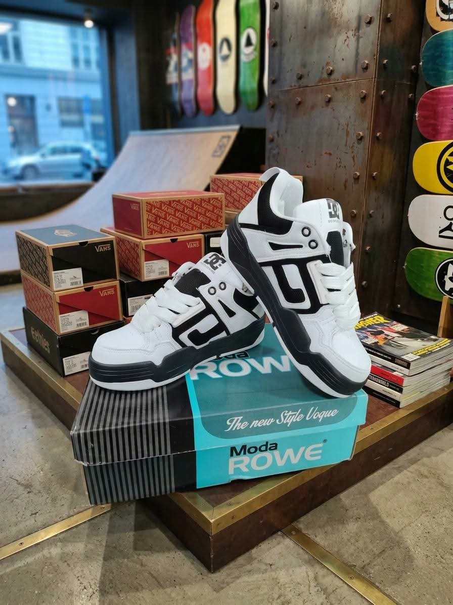 Tenis blancos con negro estilo skate