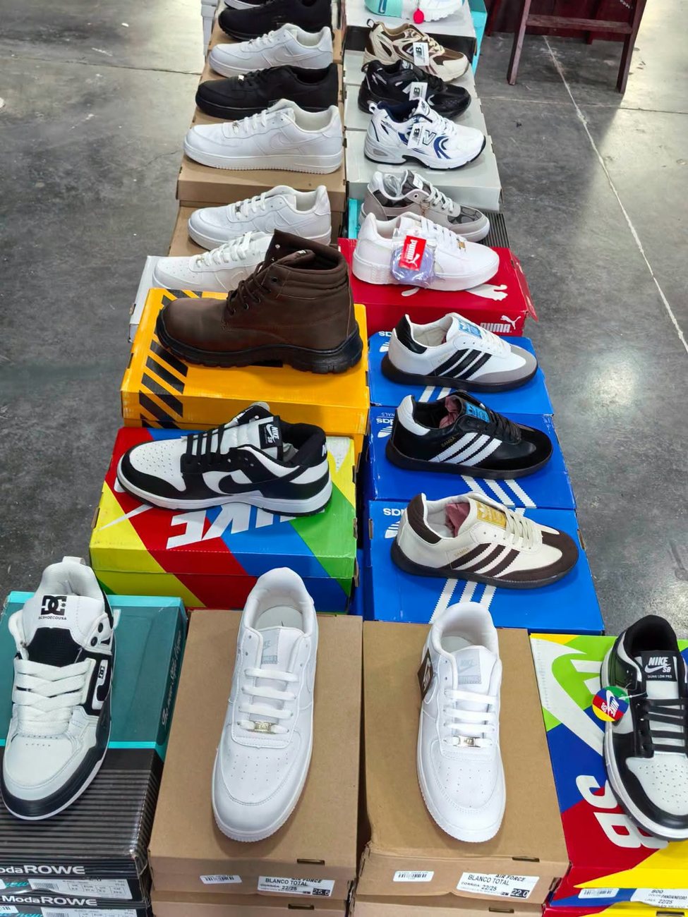 Surtido de tenis de varios modelos y colores